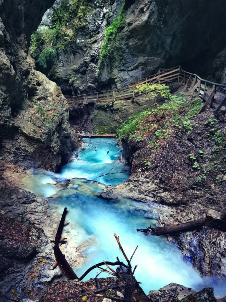 Das türkisblaue Wasser fließt aus dem Karwendel durch die Wolfsklamm