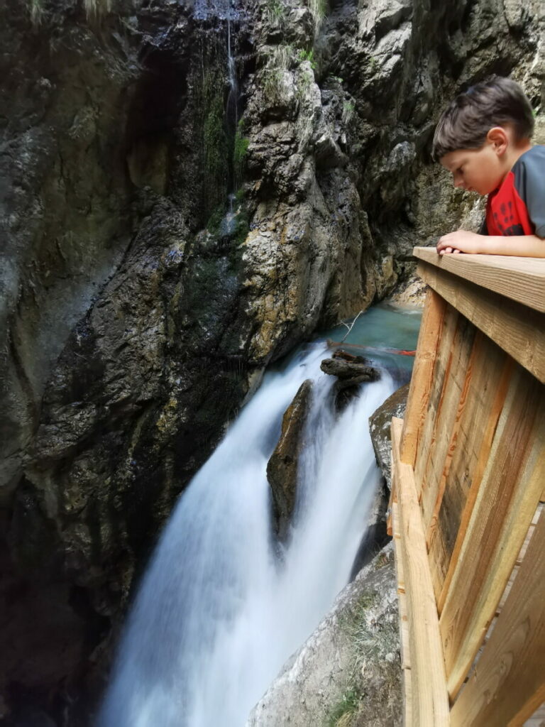 In der Wolfsklamm mit Kindern die Wasserfälle bestaunen