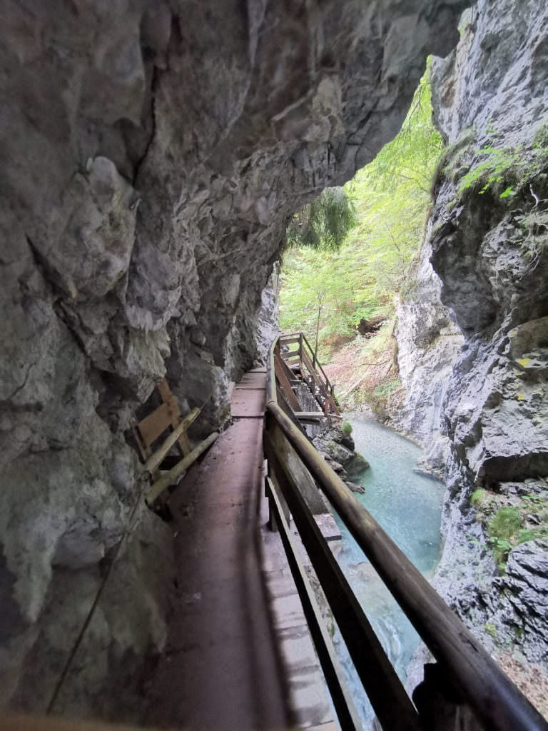 Wolfsklamm wandern mit Kindern. Auf dem Steig geht`s entlang dem Bergbach