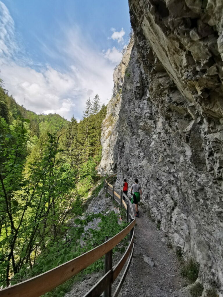 Entlang der Felsen durch die Wolfsklamm wandern