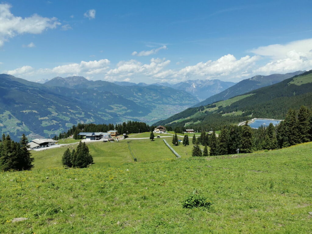 Zell am Ziller wandern mit Kindern - wir starten bei der Bergstation, rechts siehst du den Fichtensee