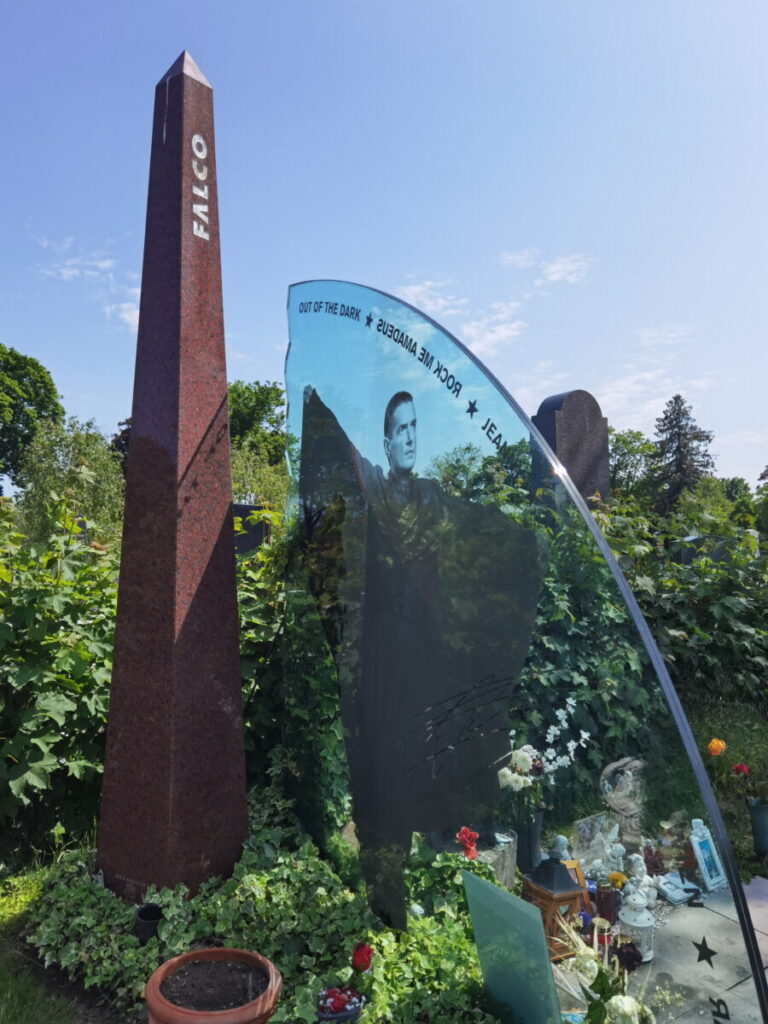 Mehr Kunstwerk als Grabstein: Das Falco Grab am Zentralfriedhof