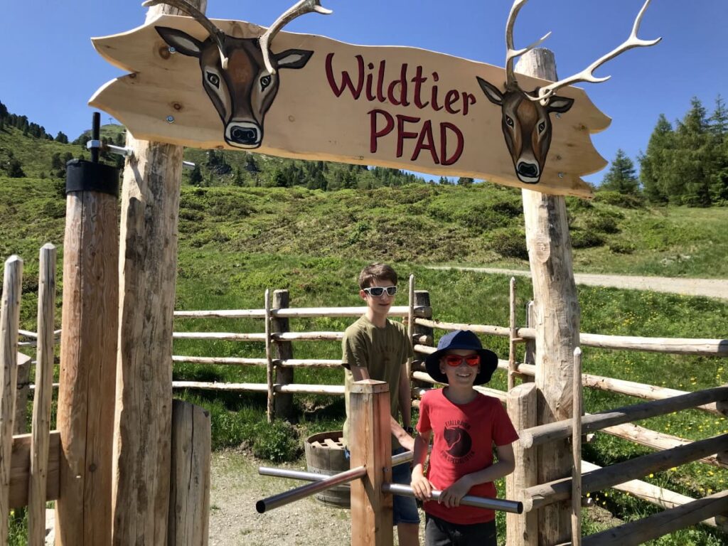 Zuerst eine leichte Wanderung mit Kindern auf dem Hubertus Wildtierpfad und danach zum Spielplatz im Zillertal