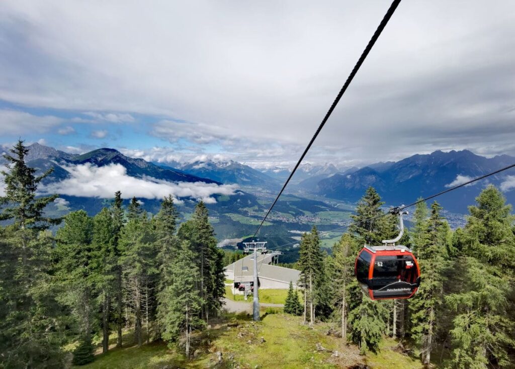 Mit der Gondel der Patscherkofelbahn hinauf zum Zirbenweg in Innsbruck