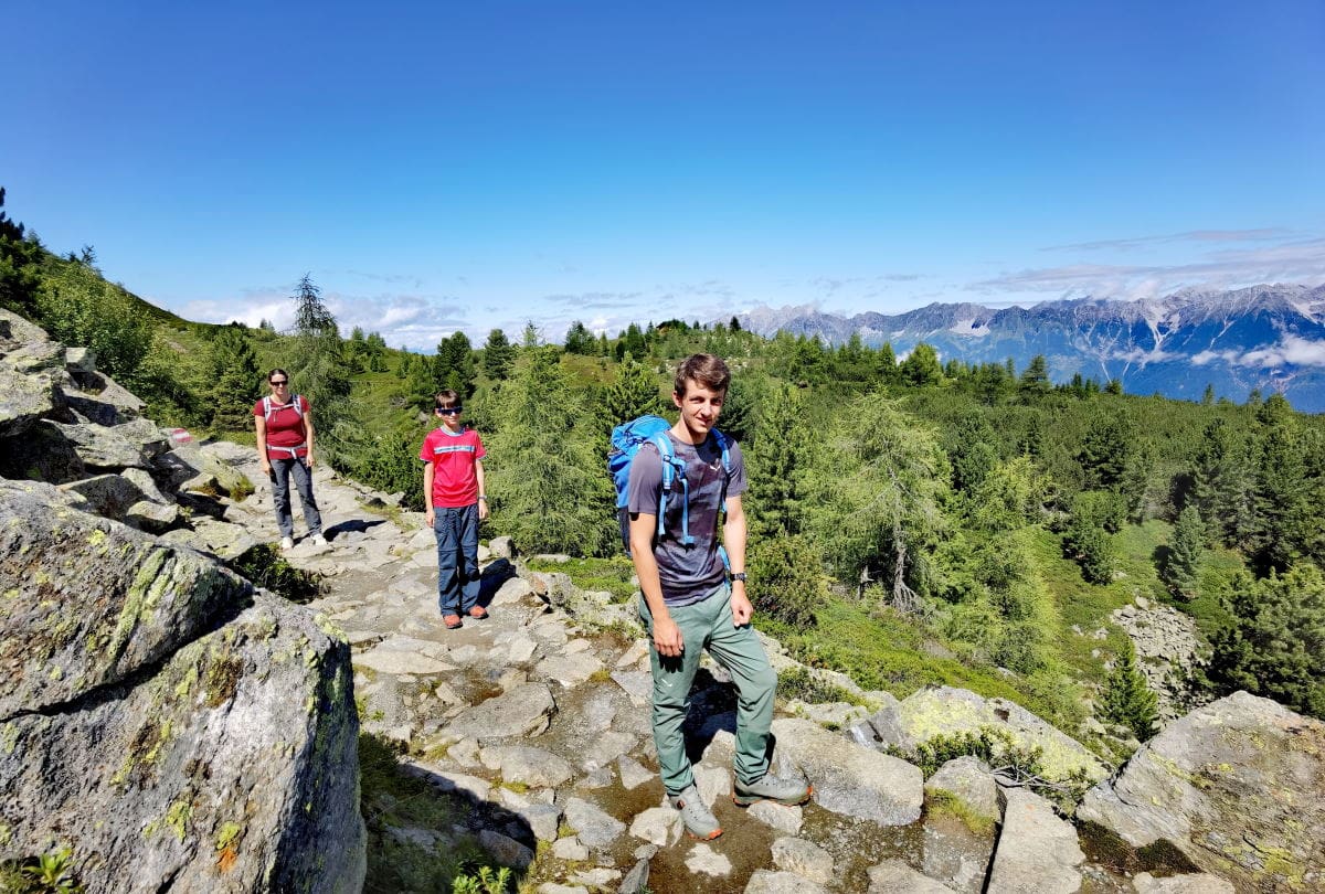 Auf dem Zirbenweg Tirol wandern mit Kindern 