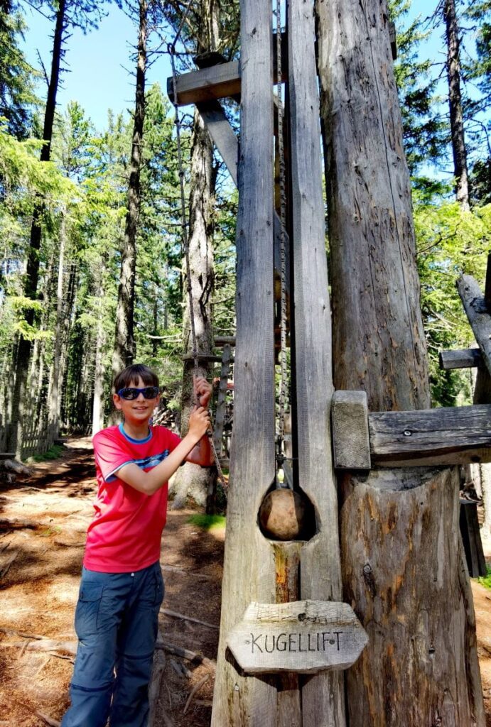 Viel Vergnügen beim Wandern in Tirol - mit Stopp am einmaligen Kugelwald Spielplatz