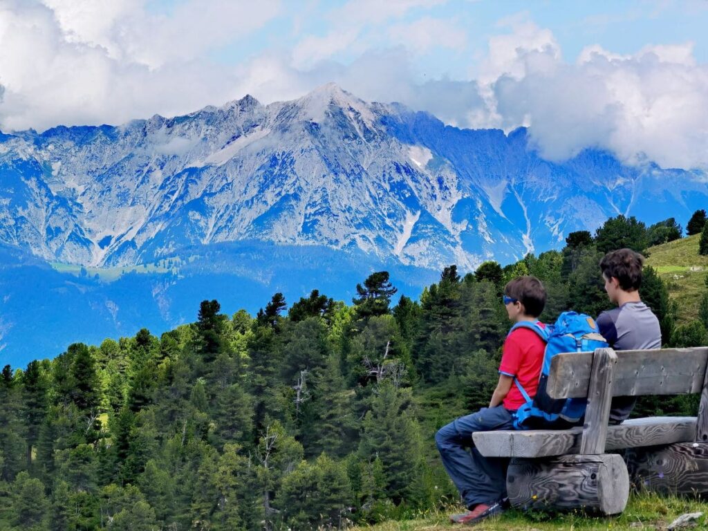 Zirbenweg Pause mit Ausblick