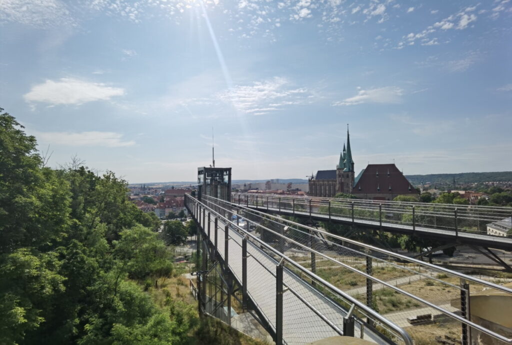 Der Skywalk bei der Zitadelle Erfurt - Verbindung vom Fahrstuhl in die Festung am Petersberg