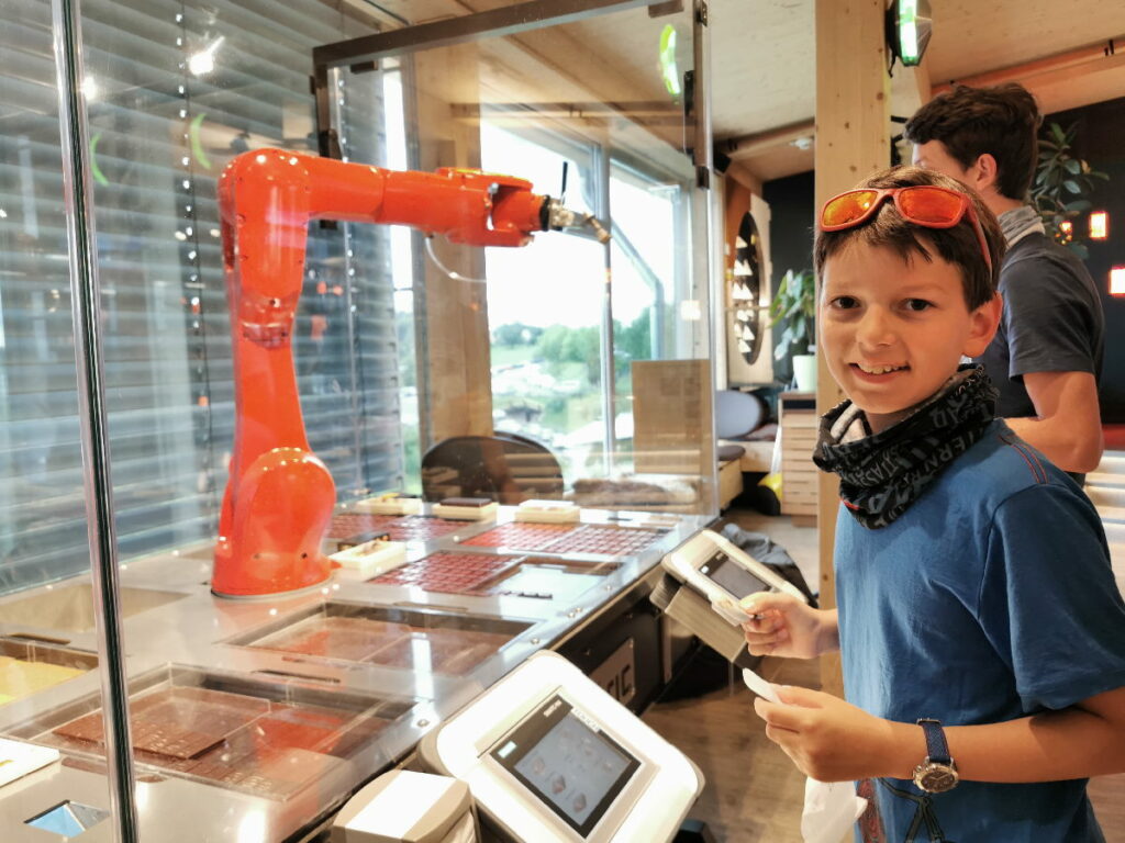 In der Zotter Schokoladenfabrik per Touchscreen Schokoladen zum Probieren bestellen - das ist natürlich cool!