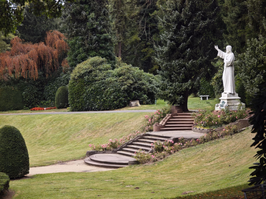 Mitten im größten Parkfriedhof der Welt gibt es Gräber berühmter Persönlichkeiten zu sehen