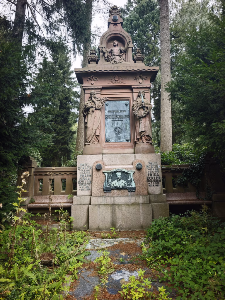 außergewöhnliche Ausflugsziele Hamburg mit Kindern - der riesige Ohlsdorfer Friedhof ist eine Parkanlage