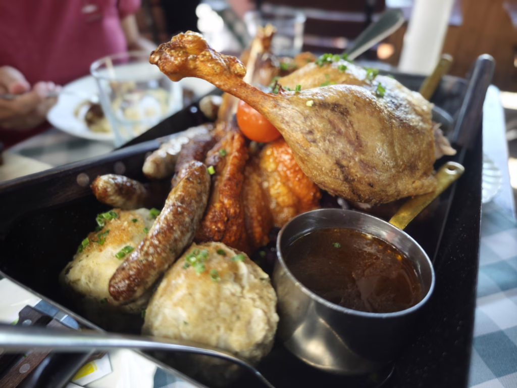 Gut bayrisch essen mit Kindern in München - Wirtshaus zur Brez´n mit dem Brez´n Pfanderl