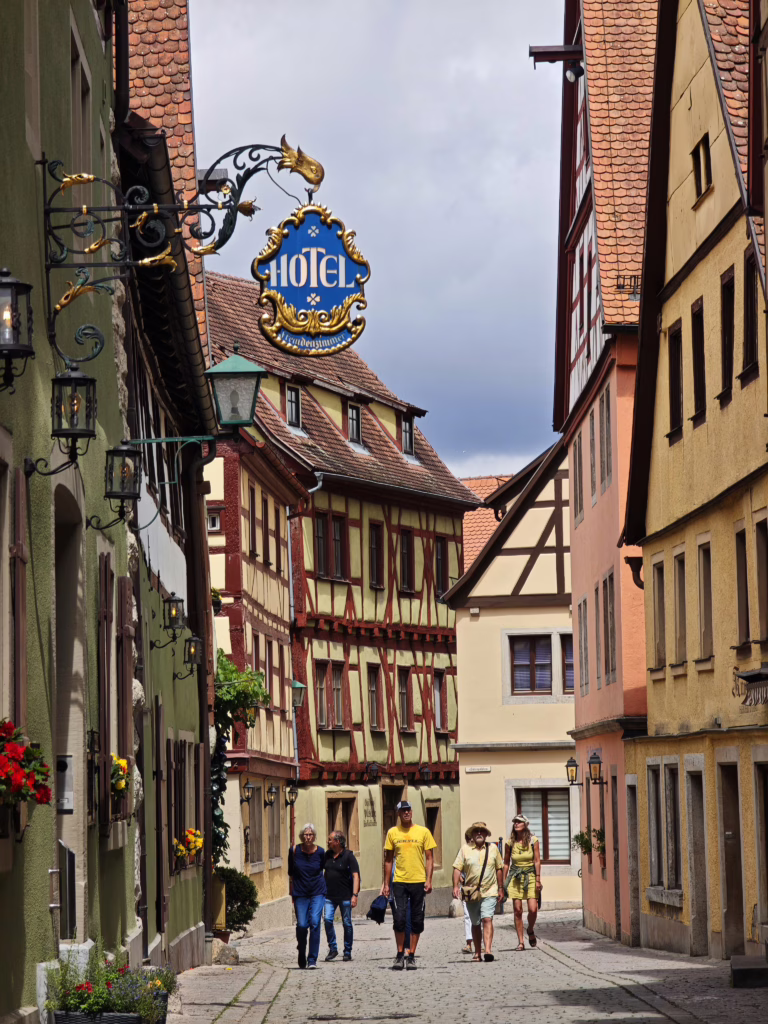 So schön kannst du durch die Gassen bummeln in Rothenburg ob der Tauber mit Kindern