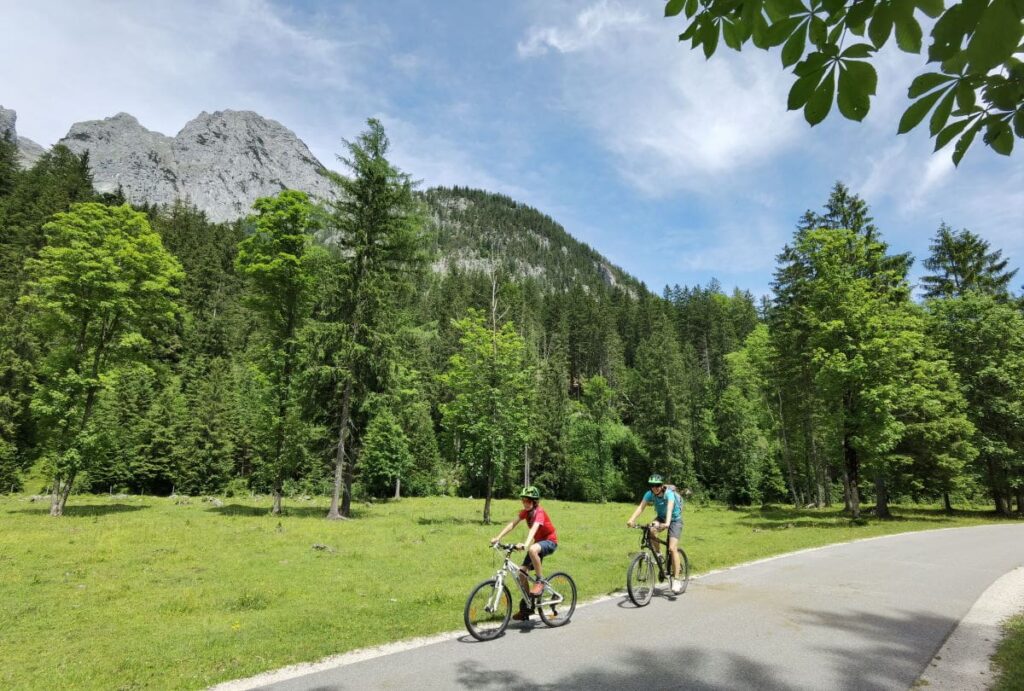 Radfahren in Berchtesgaden mit Kindern - durch das Klausbachtal geht es besonders aussichtsreich. Für den Autoverkehr verboten.