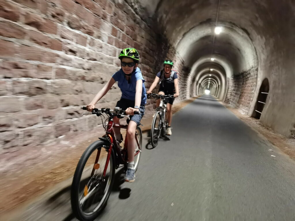 Außergewöhnliche Ausflugsziele Eifel mit Kindern - durch den zweitlängsten Radtunnel in Deutschland